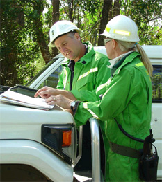 Melbourne Water's Operations Officer, Glen Winter discusses tactics with DSE