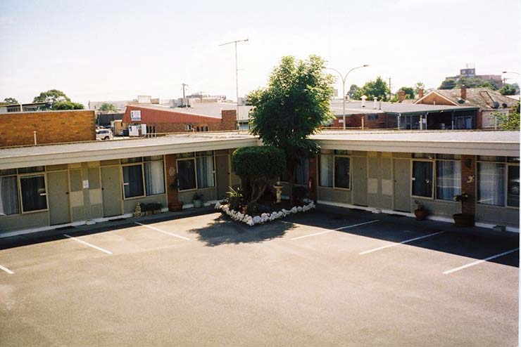 Outside view of the Morwell Parkside Motel - accommodation in the CBD